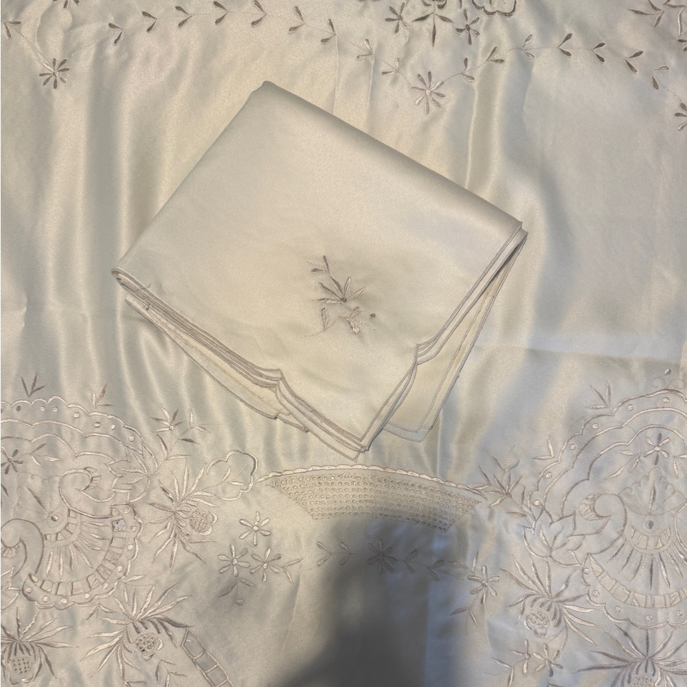Elegant Cream Satin Tablecloth w/8 napkins